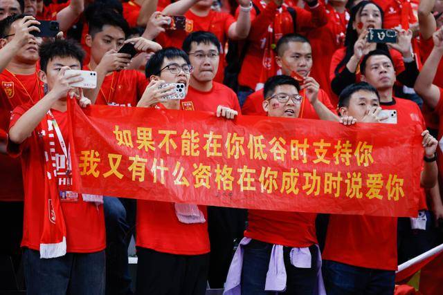 iPhone Duo内屏玩热门游戏未全屏显示引发不满